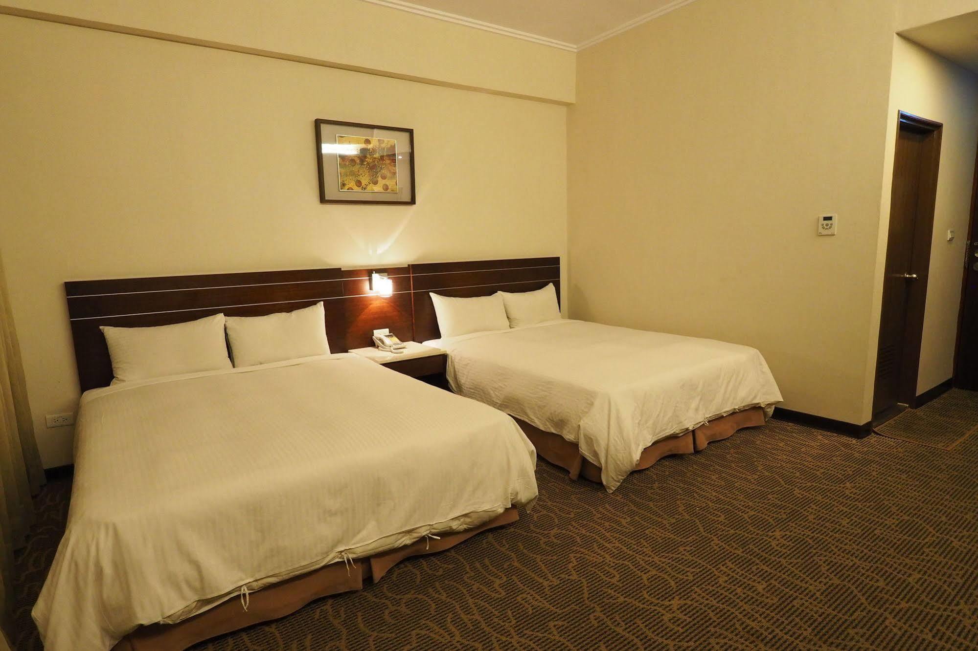 Young Soarlan Hotel - Tainan Exterior foto